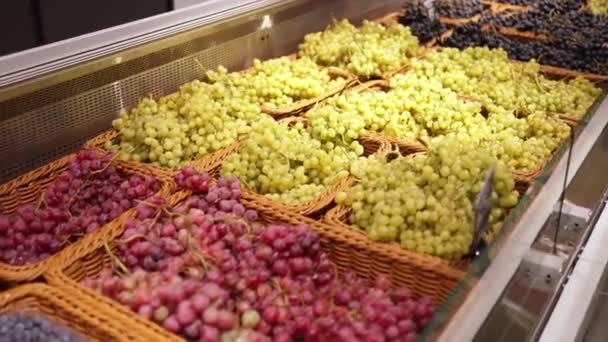 Display Different Grapes Supermarket Street Market Sale Counter — Vídeo de stock