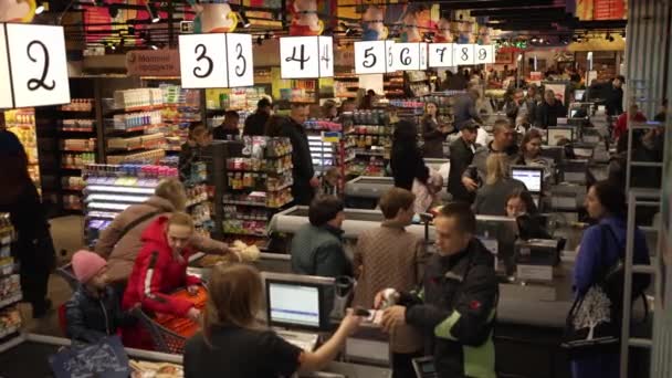 Shoppers Shopping Carts Stand Queues Pay Purchases Supermarket Checkout — Stok video