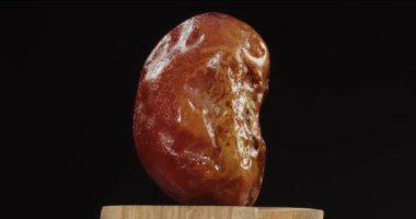 Büyük bir parça güneş kehribar taşı. Yüksek kalite 4k görüntü