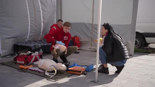 Instructor Teaches People Example Mannequin Provide Emergency Aid Case Respiratory — Video Stock