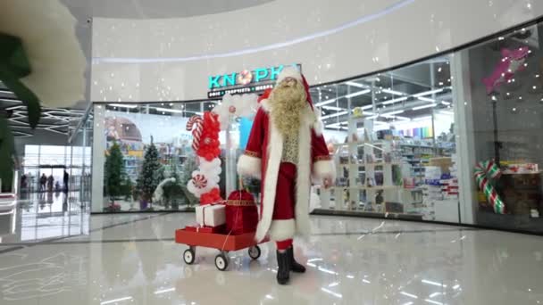 New Years Santa Carries Boxes Gifts Cart Large Shopping Center — Vídeo de Stock