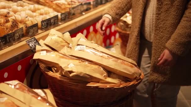 Человек Покупает Свежий Хлеб Пекарне — стоковое видео