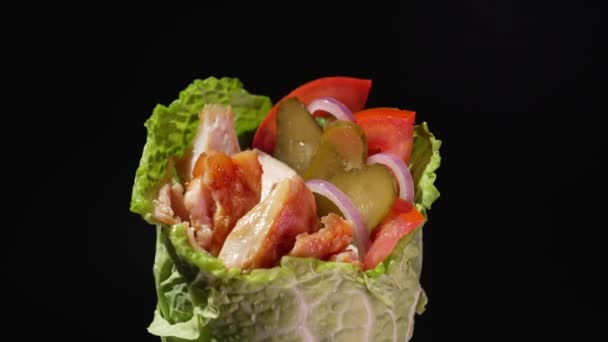 キャベツの葉に包まれた肉詰め物と野菜のラバッシュ — ストック動画