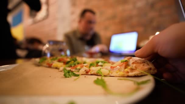 木の板から溶かしたチーズ パイナップル トマト 緑のクローズアップとピザのおいしいスライスを取る男 — ストック動画