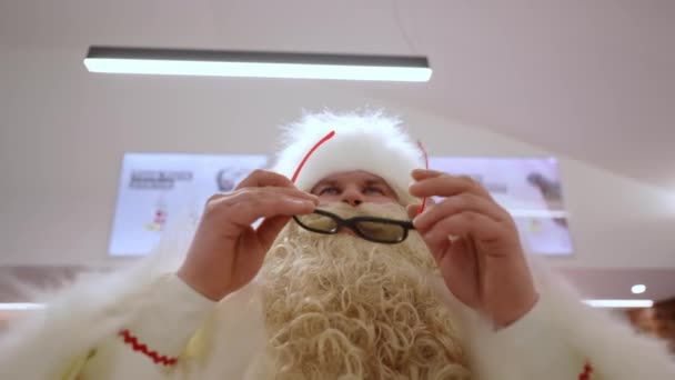 Santa Claus Put Glasses Movie Palace Watch Interesting Movie Quality — Vídeo de stock