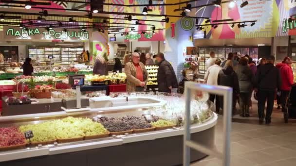 Свіжі Продукти Харчування Відображаються Вітрині Магазину — стокове відео