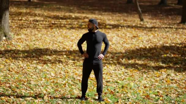 Man Does Sports Autumn Park — Stok video