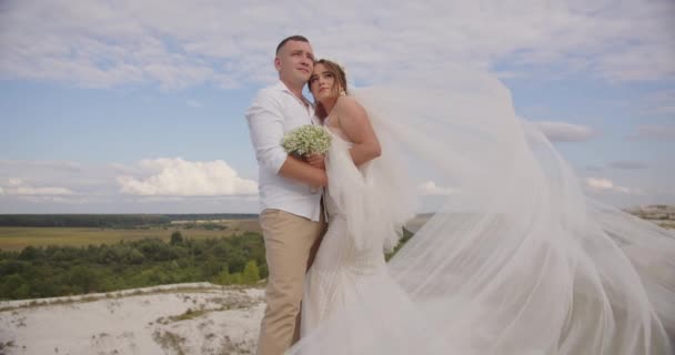 Γαμήλιο Ζευγάρι Γαμπρός Αγκαλιάζει Νύφη Νύφη Και Γαμπρός Περπατούν Έξω — Αρχείο Βίντεο