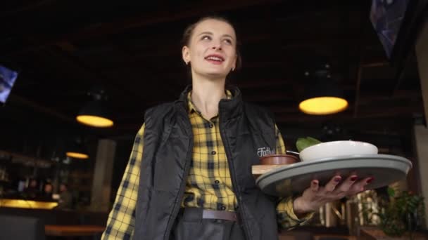 Wesoła Dziewczyna Pracuje Jako Kelnerka Barze — Wideo stockowe