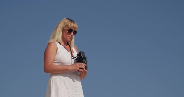 Woman Camera Shoots Beautiful Landscape — Stock videók