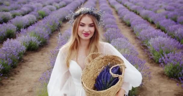 Beautiful Girl White Dress Walks Bouquet Flowers Lavender Field High – Stock-video