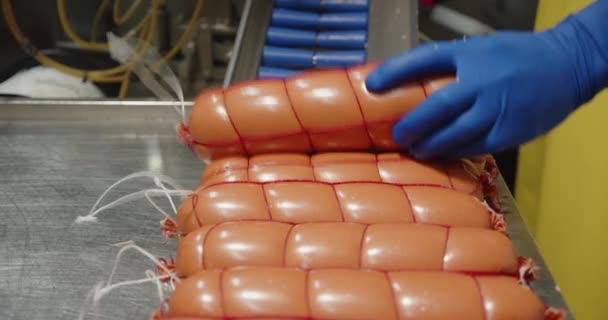 Employee Takes Sausage Packaging Line Sausage Shop High Quality Footage — Stok video