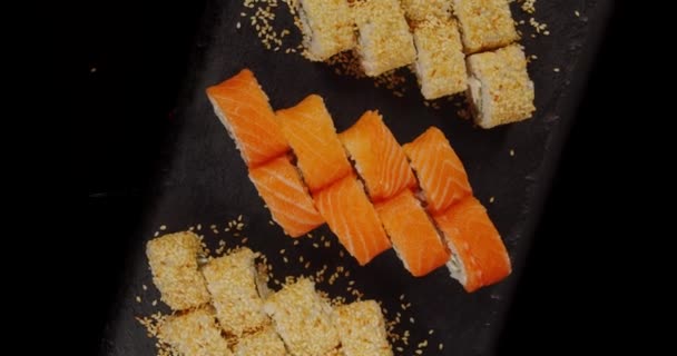 Γιαπωνέζικο Φαγητό Σολομού Σούσι Νιγκίρι Ιαπωνικό Γκουρμέ Ωμό Ψάρι Και — Αρχείο Βίντεο
