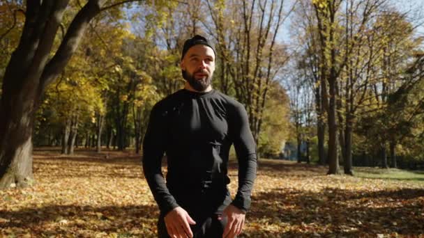 Energetic Athlete Stretches His Pectoral Muscles While Training Nature — Αρχείο Βίντεο