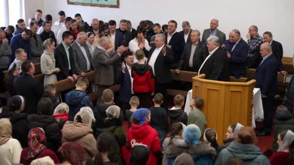 Many People Pray House Prayer One Man Kneels Asks God — Vídeos de Stock