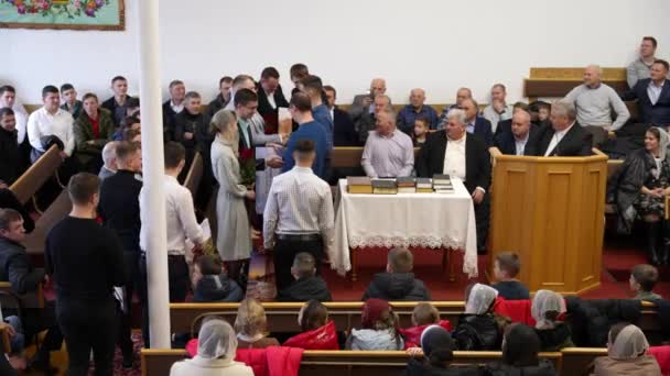 Парафіяни Церкві Вітають Нових Служителів Присвяченням — стокове відео