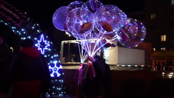 Christmas Tree Man Sells Balloon Diode Light — Video Stock