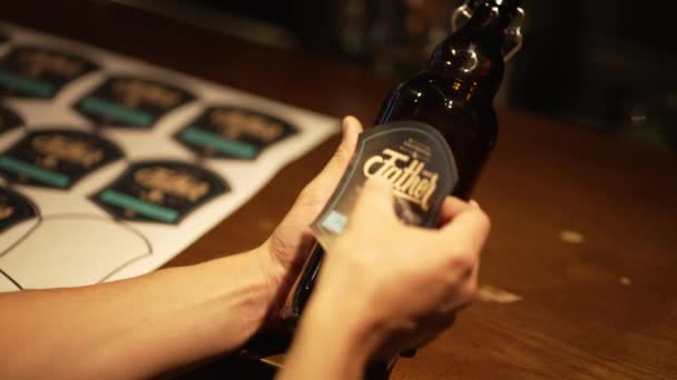 Пиво Мощного Производства Эмблема Имени — стоковое видео