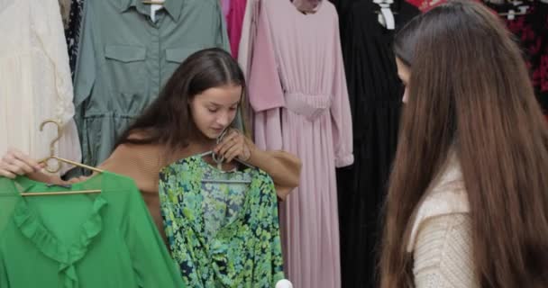 Девушки Выбирают Платья Модном Бутике — стоковое видео