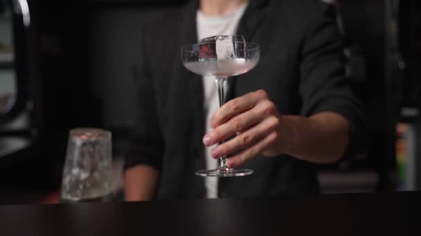 Professional Man Bartender Making Alcoholic Cocktail Putting Ice Glass — Stock Video