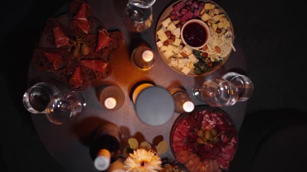 Bottle Red Wine Glasses Fancy Restaurant Slow Motion Surrounded Plates — Vídeos de Stock