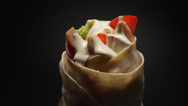 Pieces Chicken Pita Bread Vegetables Greens Covered Delicious Sauce Close — Αρχείο Βίντεο