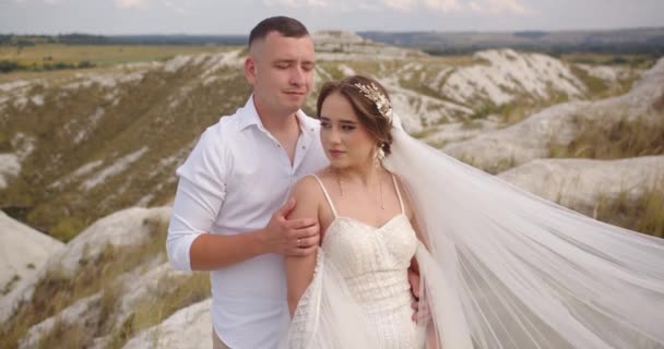 Pasgetrouwden Vreugdevolle Bruid Bruidegom Wandelen Berghelling Bruidspaar Gelukkige Familie Verliefde — Stockvideo