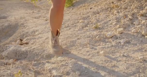 Κορίτσι Περπατά Κατά Μήκος Της Ακτής Καλυμμένο Πέτρες — Αρχείο Βίντεο