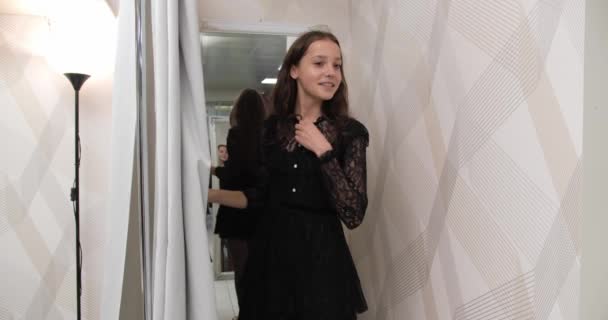 Girl Leaves Fitting Room Looks Mirror — 비디오