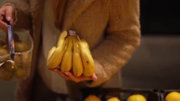 Close Womans Hand Package Bananas Kiwi Store Counter — Vídeos de Stock