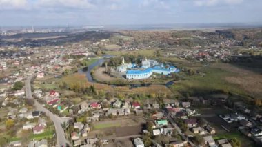 Village Town 'ın havadan çekimi, kesinlikle. Gorodotsky St. Nicholas Manastırı. Ukrayna. Yüksek kalite 4k görüntü