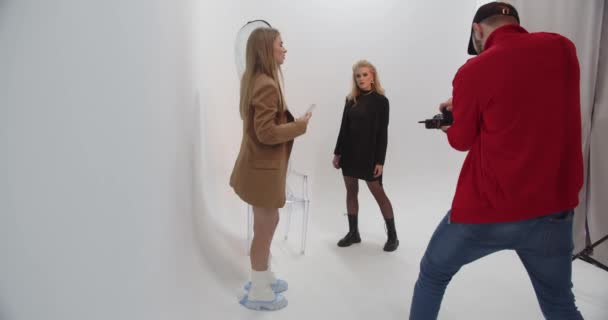 Fotografer Som Arbetar Med Modell Studion Högkvalitativ Film — Stockvideo