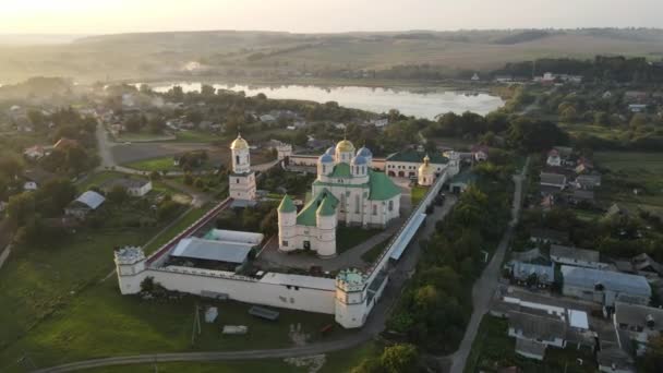 Aerial Shot Village Mezhyrich Monasterio Santísima Trinidad Upc Ucrania Imágenes — Vídeos de Stock