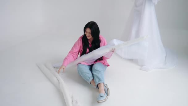 Жінка Модельєр Вибирає Рулони Тканини Яких Вона Буде Шити Ексклюзивну — стокове відео