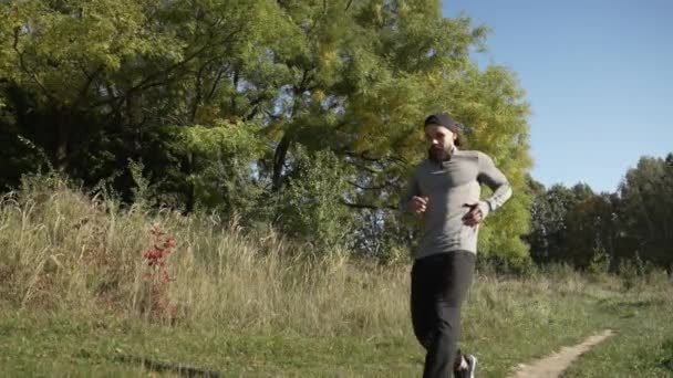 Spor Kıyafetleri Giymiş Atletik Bir Adam Koşudan Sonra Açık Havada — Stok video