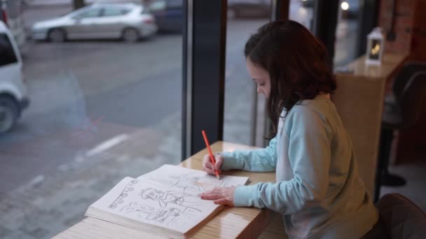 Дитина Малює Дитячі Картини Альбомі Кольоровими Олівцями — стокове відео
