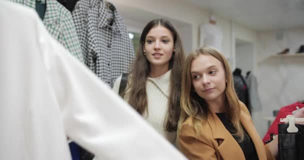 Девушки Пошли Магазинам Новой Коллекции Одежды — стоковое видео