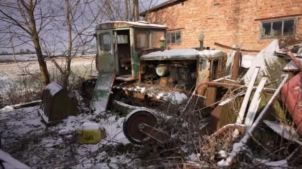 Tractor Oxidado Dañado Está Abandonado Campo Coches Destrozados Descuidados Aire — Vídeo de stock