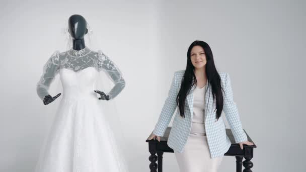 Жіночий Дизайнер Представляє Колекцію Весільних Суконь — стокове відео