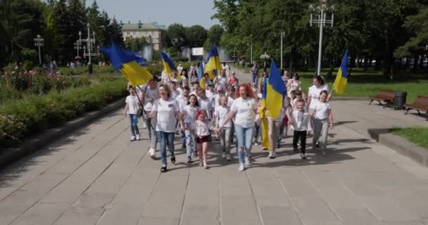Děti Spolu Dospělými Projíždějí Centrem Města Podporu Ukrajinských Vojáků — Stock video