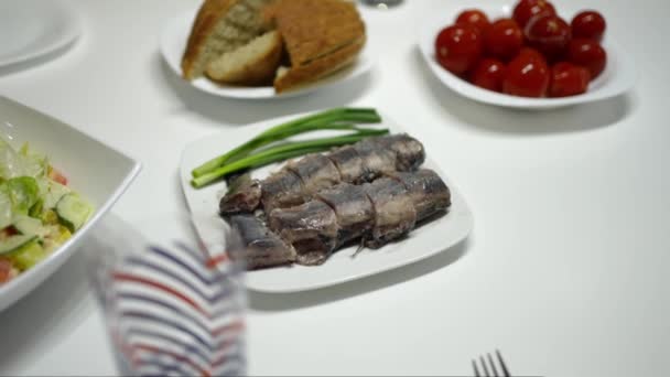新鮮な製品から自家製料理 おいしい食事 テーブルの上に用意された食事 — ストック動画