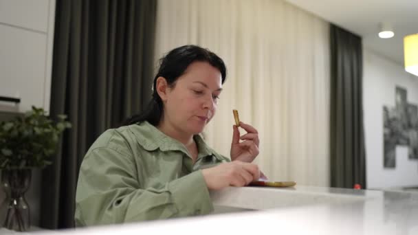 Жінка Читає Текстові Повідомлення Мобільному Телефоні Кухні Вранці Має Швидку — стокове відео