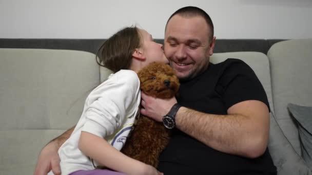 Ευτυχισμένη Οικογένεια Μια Κόρη Αγκαλιάζει Τον Πατέρα Της Χαριτωμένο Κοριτσάκι — Αρχείο Βίντεο