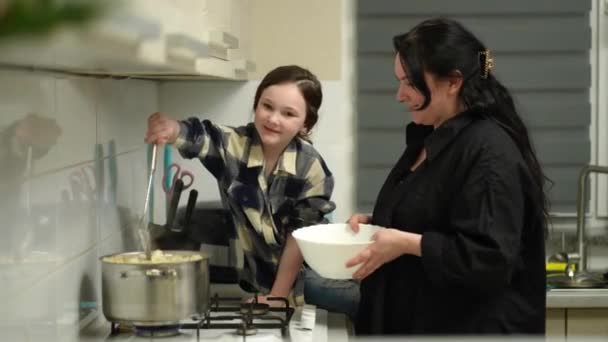 Мать Помогает Дочери Научиться Готовить Пельмени Кухне Мать Дочь Готовят — стоковое видео