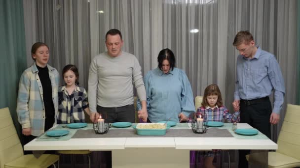 Holding Hands Christian Family Prays God Thanking God Food Religion — Stock video