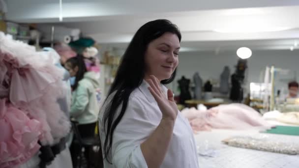 Жінка Посміхається Стоячи Швейному Магазині — стокове відео