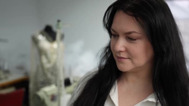 Χαμογελώντας Καυκάσια Ενήλικη Γυναίκα Κοιτάζοντας Κάμερα Στο Εργαστήριο Ραπτικής Αίσθημα — Αρχείο Βίντεο