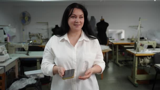 Женщина Дизайнер Стильной Модной Одежды Заказывает Ткань Новой Коллекции Мобильному — стоковое видео