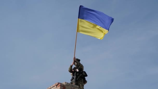 Ukrajinská Válka Vyvěste Ukrajinskou Vlajku Nad Městem Osvobozeným Okupantů — Stock video