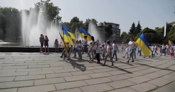Ukrajinská Válka Děti Společně Svými Rodiči Nesou Ukrajinskou Vlajku Při — Stock video